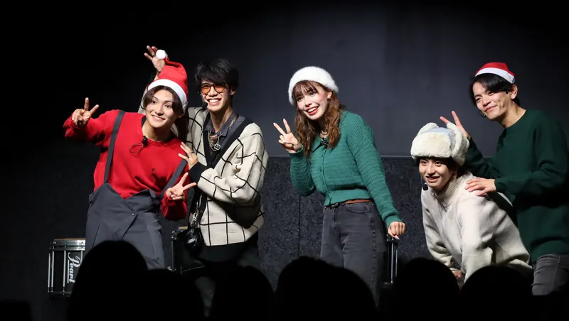 カーテンコールでポーズをとる出演者たち