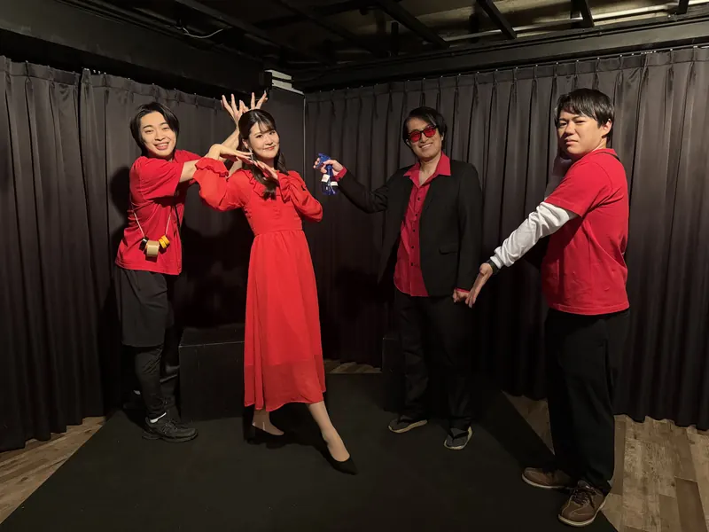 赤い衣装の出演者4人が並ぶ