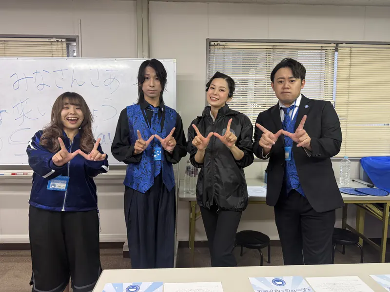 ホワイトボードの前で並ぶ出演者4人
