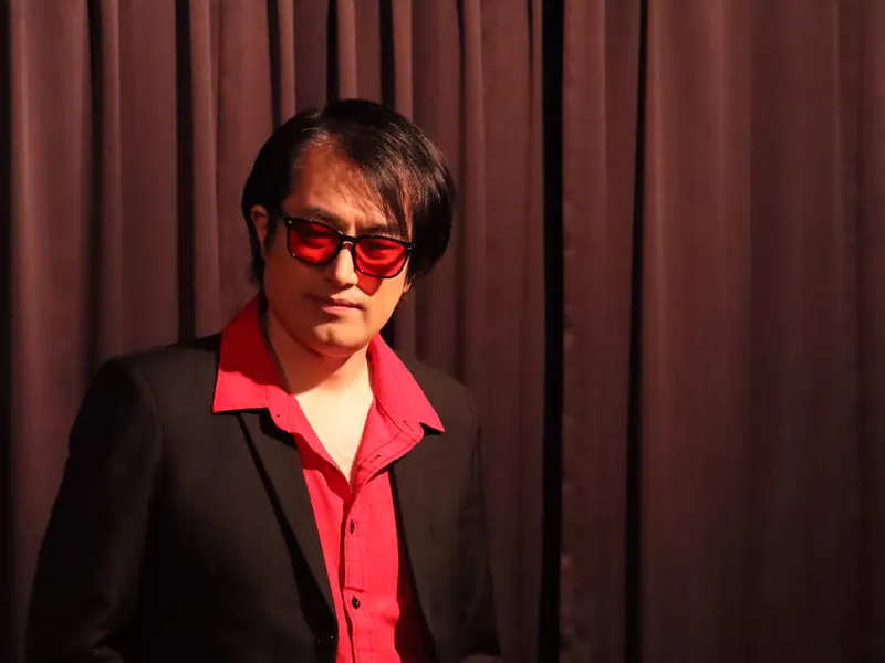 赤い眼鏡と黒いジャケットの出演者