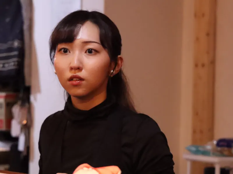黒い服の出演者が驚いた表情でこちらを見る