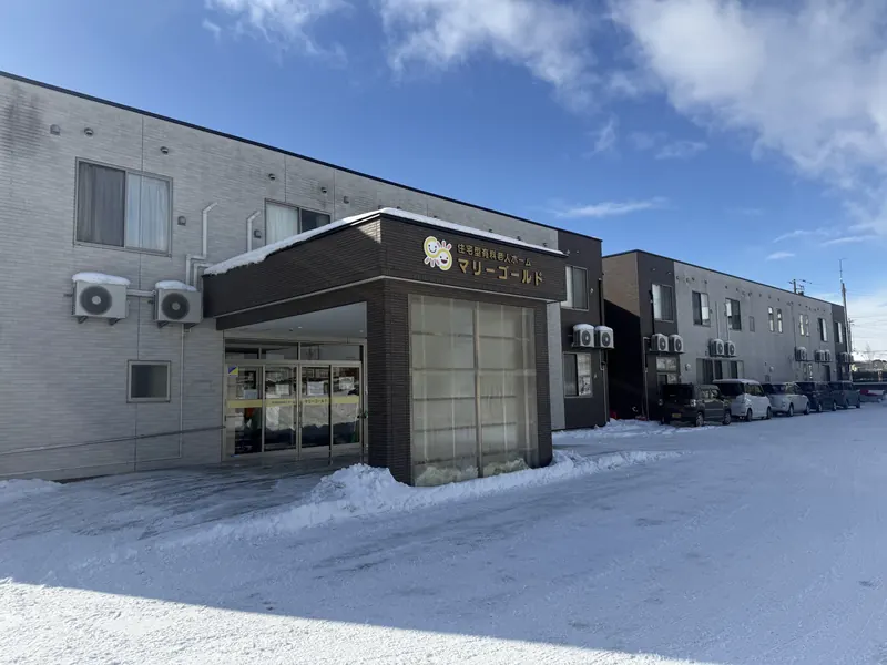 青空と雪の日の建物の外観