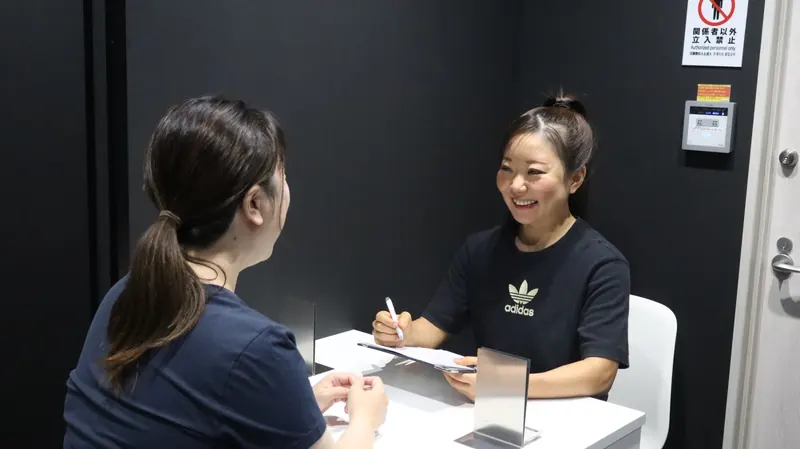 カウンセリングで話すトレーナーとお客様